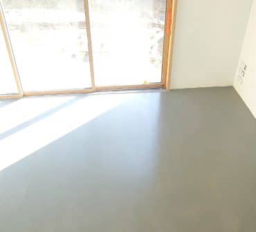 Réalisation d’un revêtement en béton ciré sur un plancher chauffant à Quiberon