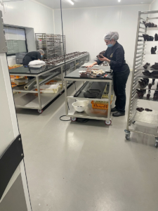 Des salariées dans la zone de production de la chocolaterie L'Atelier n°5, la Forêt-Fouesnant