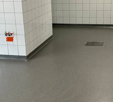 Mise en œuvre d’une étanchéité sur dalle béton dans un restaurant scolaire des Côtes d’Armor
