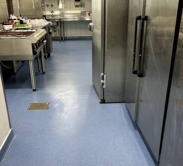 Remplacement d’un sol carrelé dans une cuisine collective