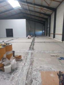 Pose d'un sol PU autolissant