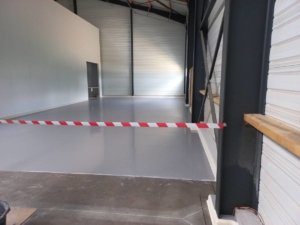 Pose d'un sol PU autolissant