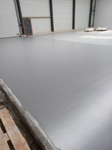 Pose d'un sol PU autolissant