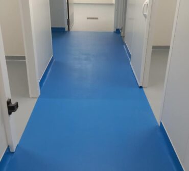 Réalisation d’un sol semi-lisse époxy SIKA pour un laboratoire à Quimper